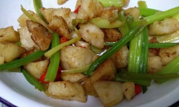 沙茶芹菜炒墨鱼的制作方法（健康营养）