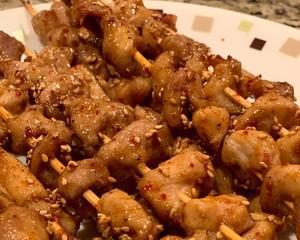 用色彩烤出美味鸡肉串（五彩斑斓的鸡肉串）