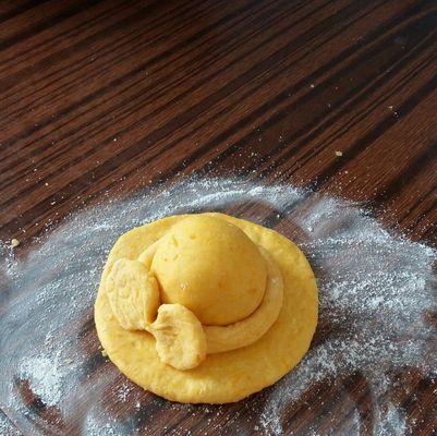 如何制作以三羊开泰为造型的馒头？