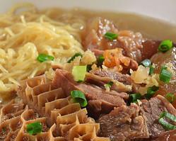 三鲜竹升面的制作方法（用竹升面打造美味三鲜面）