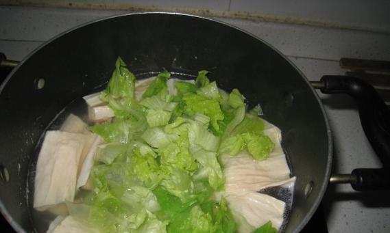 三鲜红菇腐竹汤的做法（营养丰富的家常菜）