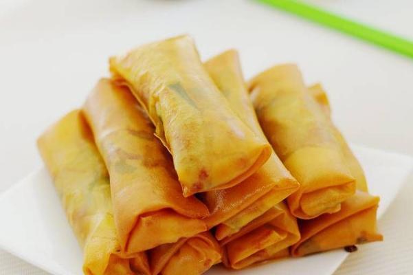 如何制作美味的三鲜春卷（掌握制作技巧）