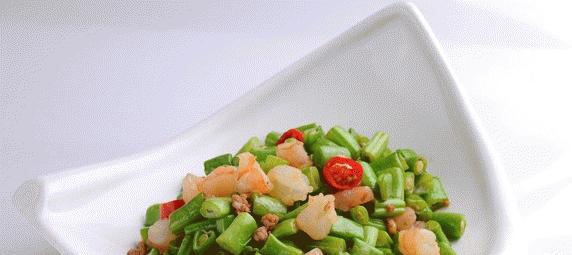 三文鱼粒拌四季豆——美味与营养的完美组合（一道简单易学的家常菜）