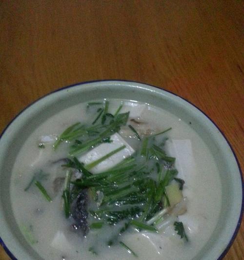 营养美味的三文鱼豆腐汤（味蕾与营养的完美结合）