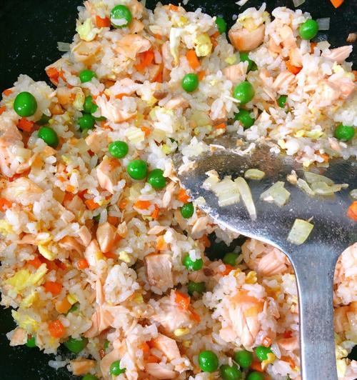 三文鱼蛋炒饭，口感浓郁的美味佳肴（健康美食）