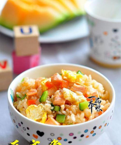 三文鱼蛋炒饭，口感浓郁的美味佳肴（健康美食）