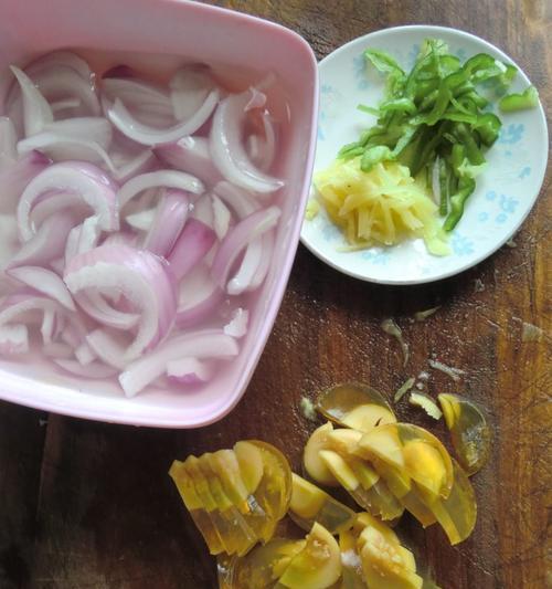 三丝炒洋葱，香气四溢（如何制作好吃的三丝炒洋葱）