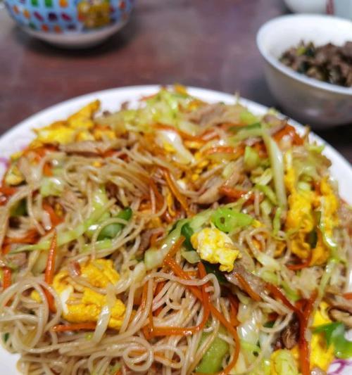 如何制作美味的三丝炒粉（传承中式经典美食）