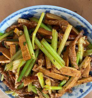 用肉炒大豆瓣，做一道家常美食（香酥可口）