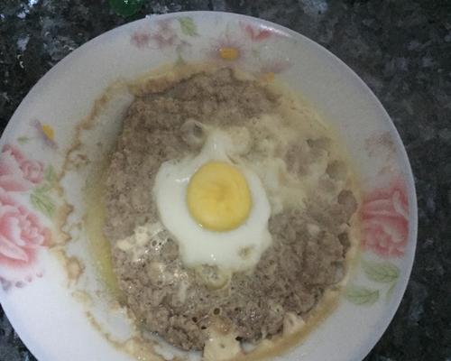 学做肉饼蒸蛋金银饭（美味营养的家常菜）