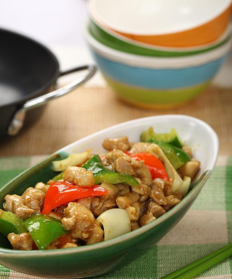 学会做日式咖喱鸡丁饭（美味日式咖喱鸡丁饭的制作步骤）