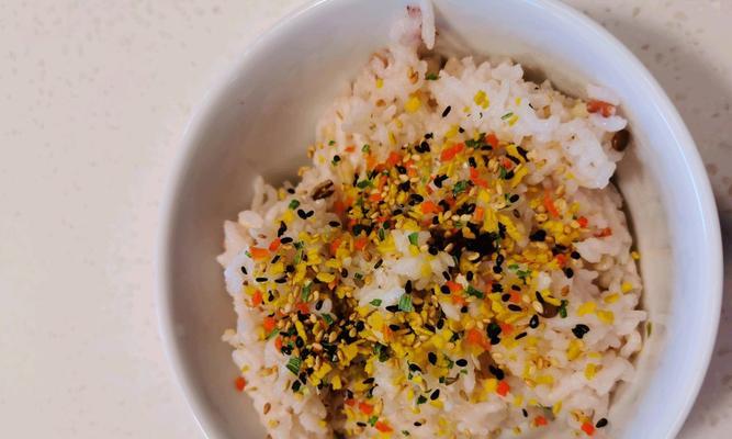 日式大饭团的制作方法（以白米为主材制作口感鲜美的日本传统美食）