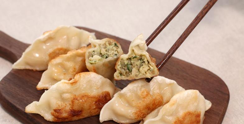 日式冰花煎饺的制作方法（让你的味蕾在夏季体验不一样的美食）