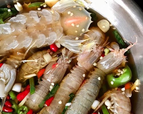 热辣皮皮虾制作全解析（让你在家也能轻松享受美味的海鲜大餐）