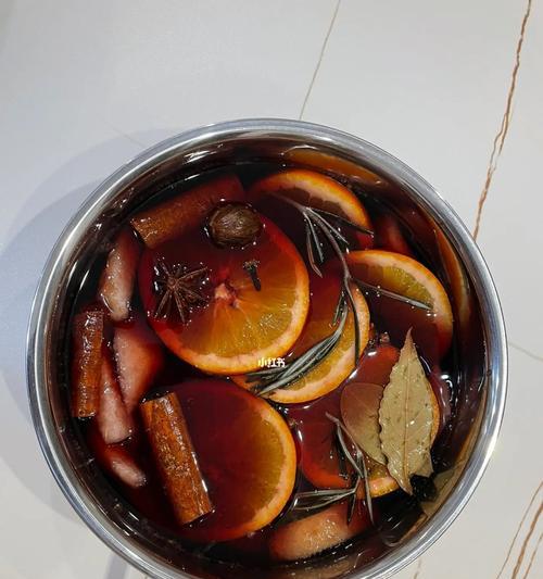 如何制作美味热红酒（用红酒和香料调制一杯温暖的美味佳酿）