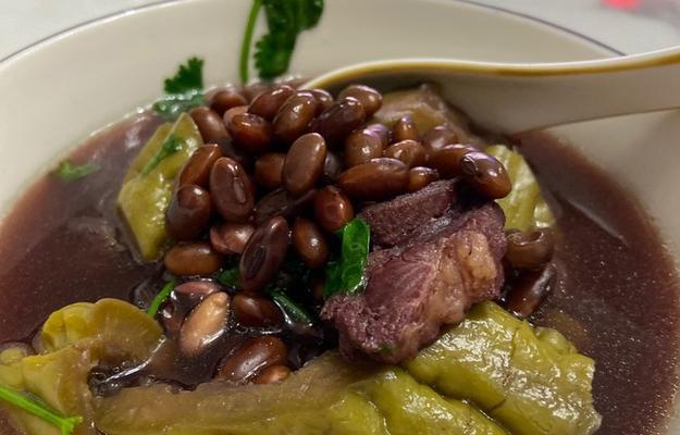苦瓜猪骨汤——清热解毒的美味佳品（家常小食）