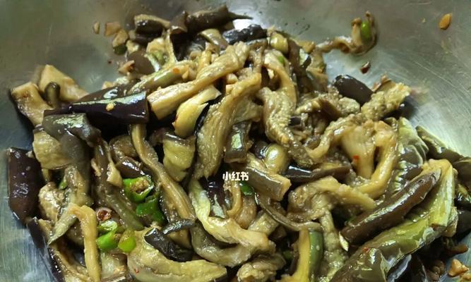 茄子下饭菜，美味难挡（让你的餐桌增添健康美味）