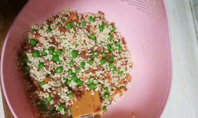 轻松做出美味可口的染花糯米饭（以紫薯为例）