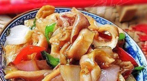 美味可口的群菇烧百叶（用新鲜蘑菇和清爽百叶制作的热菜）