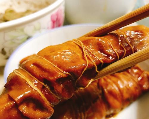 美味可口的群菇烧百叶（用新鲜蘑菇和清爽百叶制作的热菜）