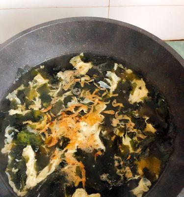 简单易学的裙带菜鸡蛋豆腐汤（一道美味兼营养的家常汤）