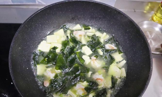 简单易学的裙带菜鸡蛋豆腐汤（一道美味兼营养的家常汤）