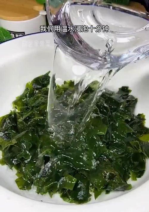 用裙带菜烹制美味蛋花汤（一道简单易做的营养汤菜）