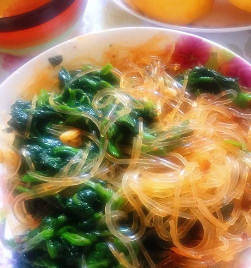 美味清爽的裙边拌粉丝菠菜（手把手教你做出口感绝佳的冷菜）