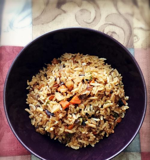 电饭锅焖饭，健康又便捷（简单烹饪）