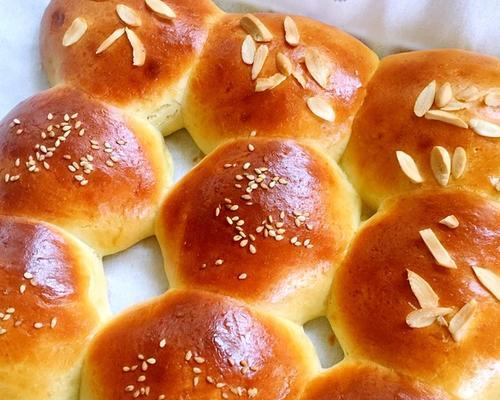 手工制作枣子小餐包，口感绵软香甜（用枣子搭配面粉）