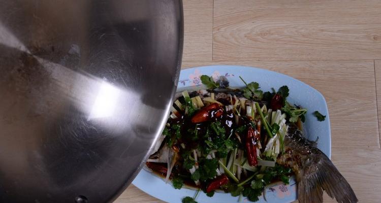 香鲜油泼鲤鱼的做法与技巧（传统美食的复兴与演绎）