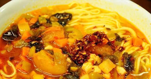 油泼辣子臊子面，一份充满火辣味道的美食（在家也能享受正宗的川味小吃）