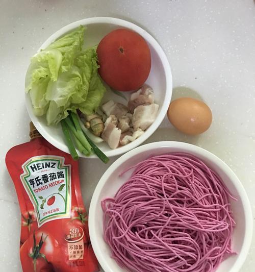 油泼火龙果面的做法（让你爱上的美食）