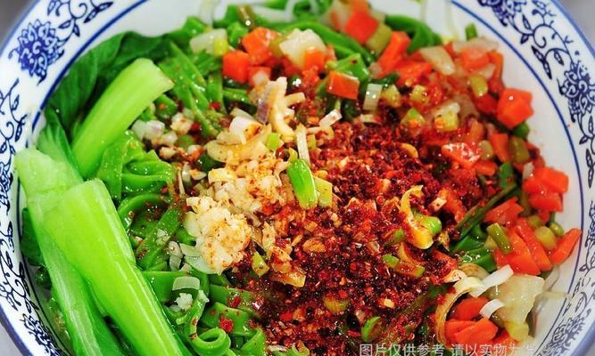 油泼菠菜片片，美味健康享受（传承百年经典的川菜名菜——油泼菠菜片片的制作方法）