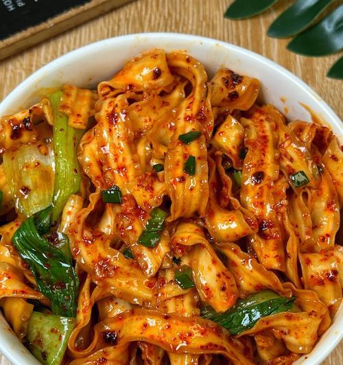 油泼拌面，美味简单易做（解锁美食新境界）