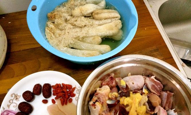 滋补佳品，油螺煲鸡汤（以天然食材炖制）