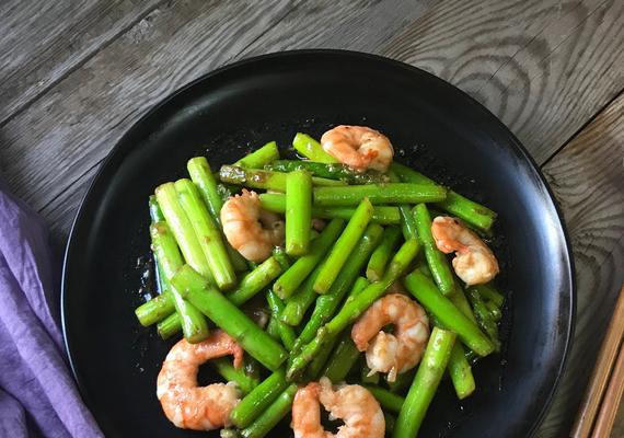 油淋芦笋配海菜窝头（健康美味的佳肴）