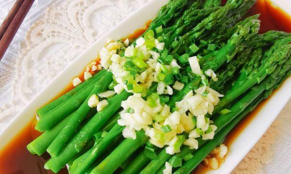 美味健康，以油淋芦笋为主题的菜肴（油淋芦笋）