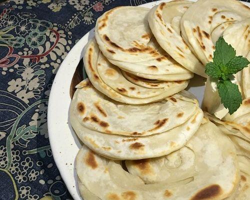 如何制作美味可口的油烙饼（传统美食家庭必备）