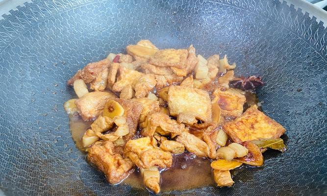 油豆腐柿子面的家常做法（让你在秋季暖胃必备的美味面条）