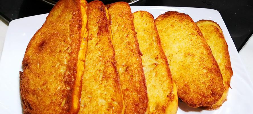 以油层馍为主的传统美食制作技巧（探寻油层馍的香酥口感与内里饱满的秘密）