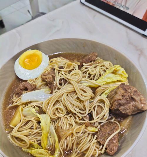 美味羊汤面的做法（手把手教你制作美味羊汤面）