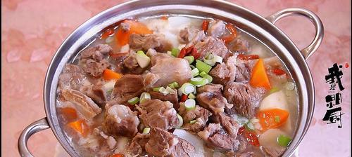 羊排炖酸菜的美味做法（营养丰富）