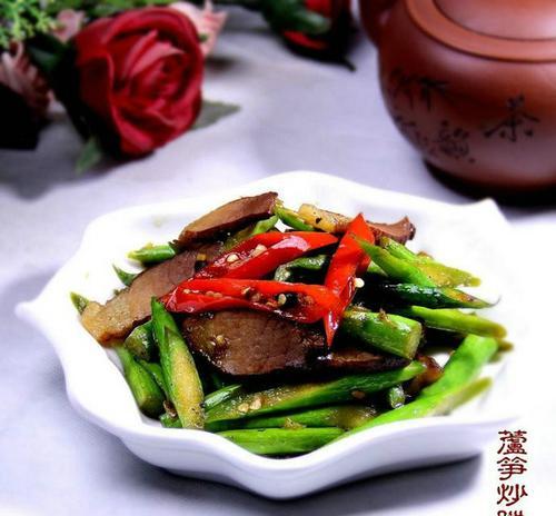 小炒紫藤花腊肉的制作方法（美味独特的家常菜）