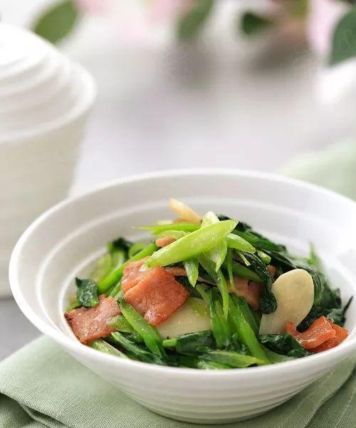 小炒油菜心的做法（简单易学）