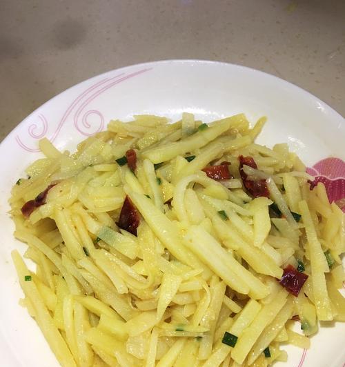 小炒土豆，简单易做的家常美味（教你如何做出口感鲜美的小炒土豆）