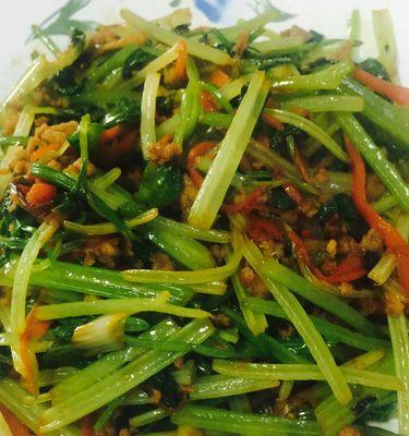 南瓜叶的美味佳肴——小炒南瓜叶（清香美味）