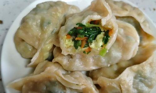 手把手教你制作美味小白菜素馅小包子（健康营养）