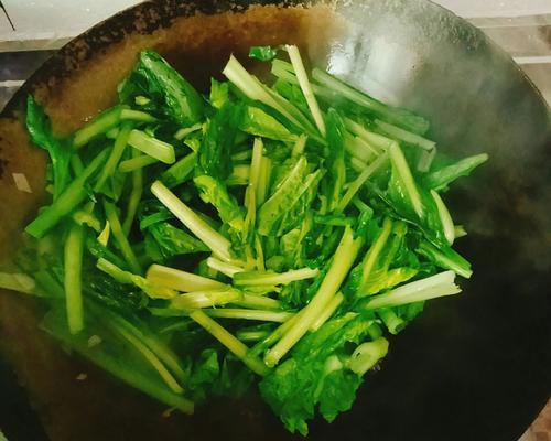 美味健康，小白菜肉丸地瓜煲（一起来品尝营养美味的小白菜肉丸地瓜煲吧）