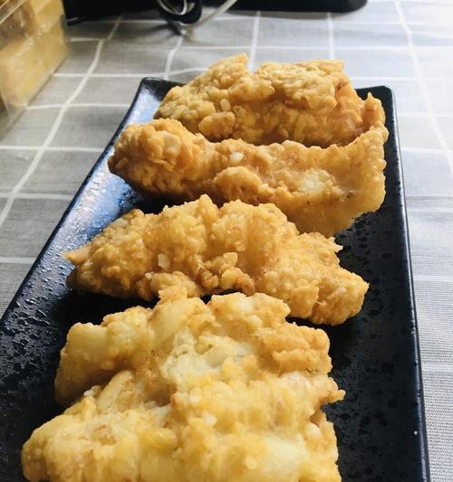 如何以香炸鱼排制作美味佳肴（以香炸鱼排的做法和技巧）